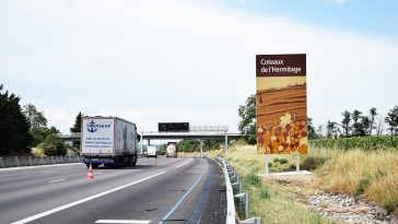 Un nouveau panneau a été installé sur l'autoroute A7 pour mettre en avant la vigne et le vin.