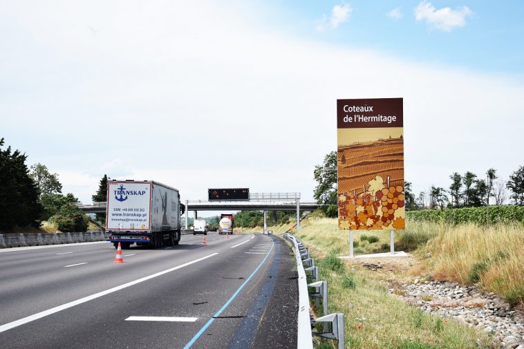Un nouveau panneau a été installé sur l'autoroute A7 pour mettre en avant la vigne et le vin.