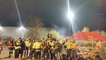 Mobilisation à Valence, devant l'entrepôt Leroy-Merlin.