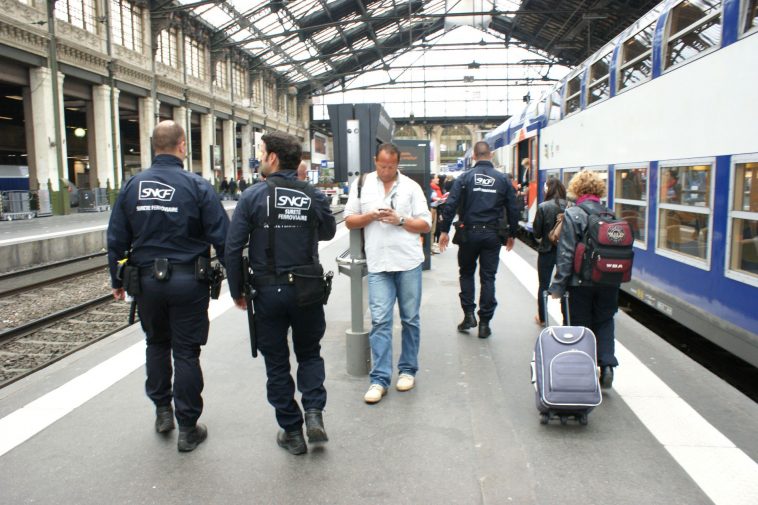 Plusieurs métiers présentés à l'occasion sur le forum des métiers de la défense et de la sécurité, à Tain.