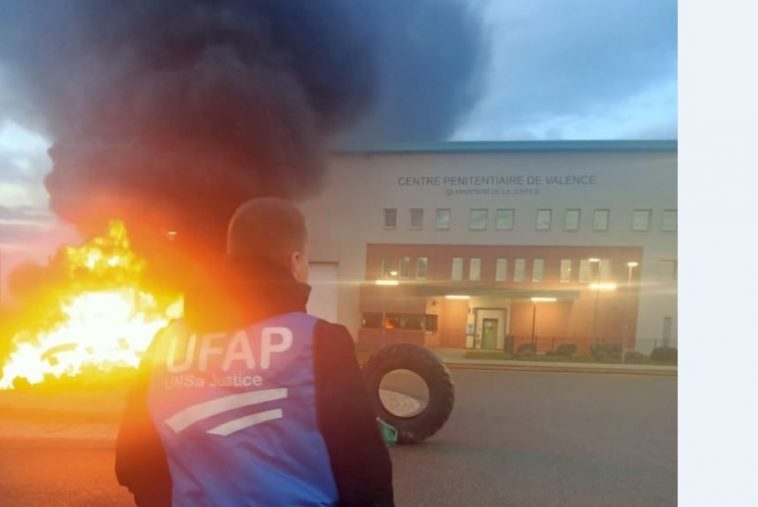 Mobilisation Mobilisation devant le centre-pénitentiaire de Valence.en cours à Valence.