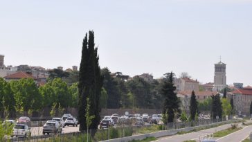 L'autoroute coupée dans les deux sens.