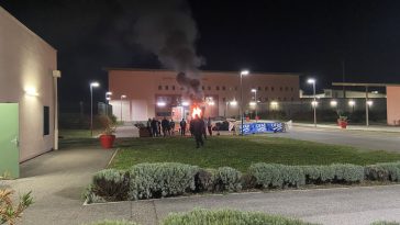 Mobilisation devant le centre-pénitentiaire de Valence.