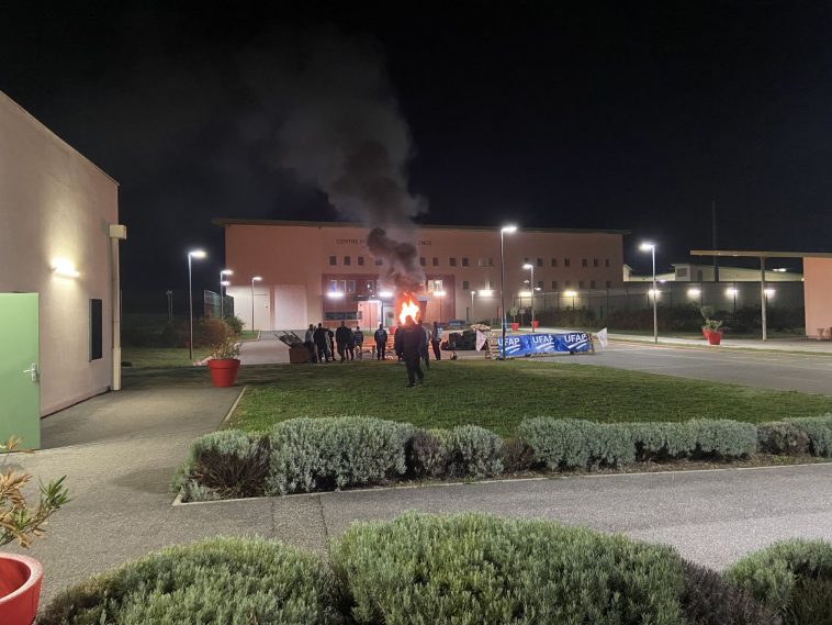 Mobilisation devant le centre-pénitentiaire de Valence.